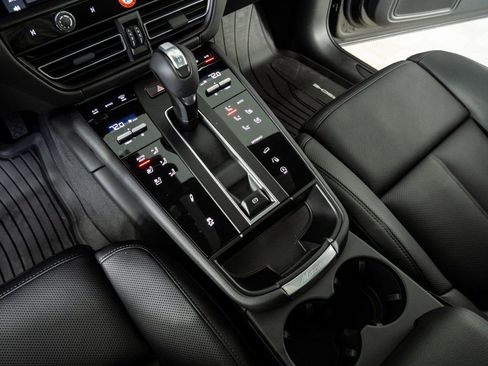 New 2026 Porsche Macan image 18