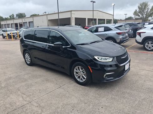 Used 2025 Chrysler Pacifica Select FWD image 6