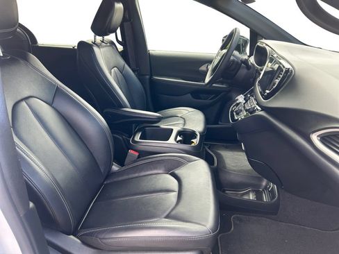 Used 2025 Chrysler Pacifica Select FWD image 17