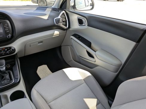Certified 2025 Kia Soul LX w/ LX Technology Package FWD image 16