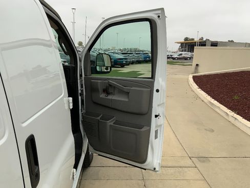 Used 2018 Chevrolet Express 2500 image 16