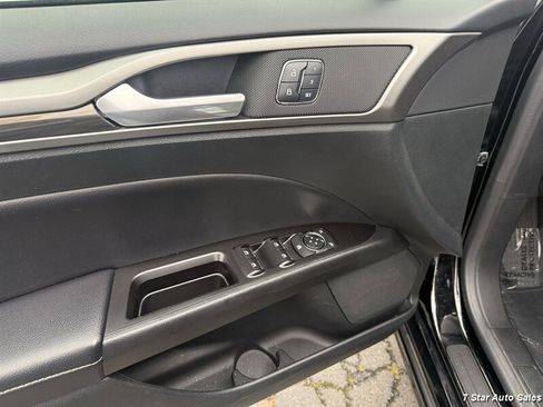 Used 2017 Ford Fusion SE w/ Fusion SE Technology Package FWD image 7