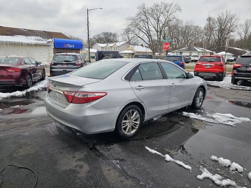 Used 2016 Toyota Camry SE image 11