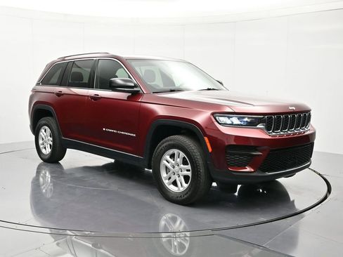 Used 2024 Jeep Grand Cherokee Laredo image 3