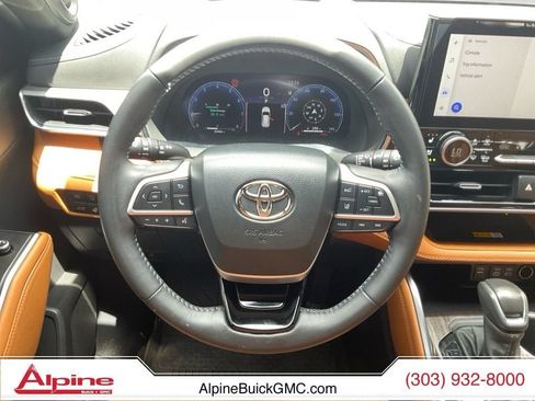 Used 2025 Toyota Highlander Platinum AWD/4WD image 12