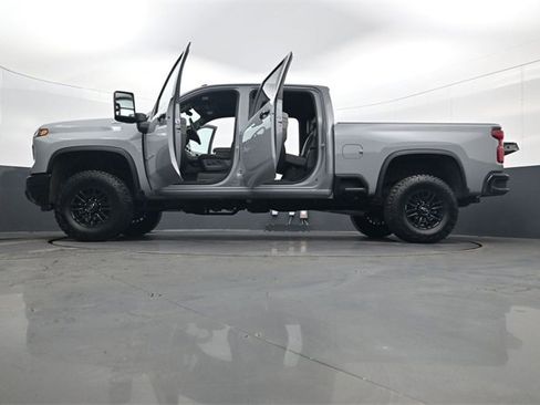Used 2024 Chevrolet Silverado 2500 ZR2 w/ Technology Package image 34