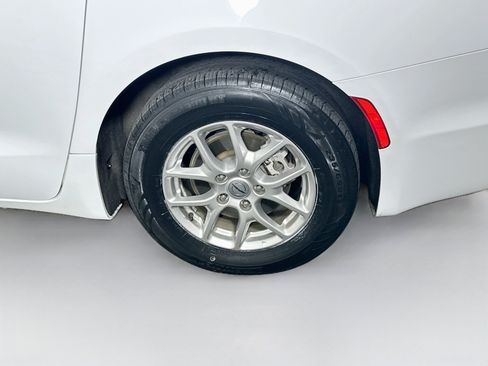 Used 2024 Chrysler Pacifica Touring-L FWD image 11