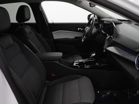 Used 2024 Chevrolet Trax LT w/ Sunroof Package image 10