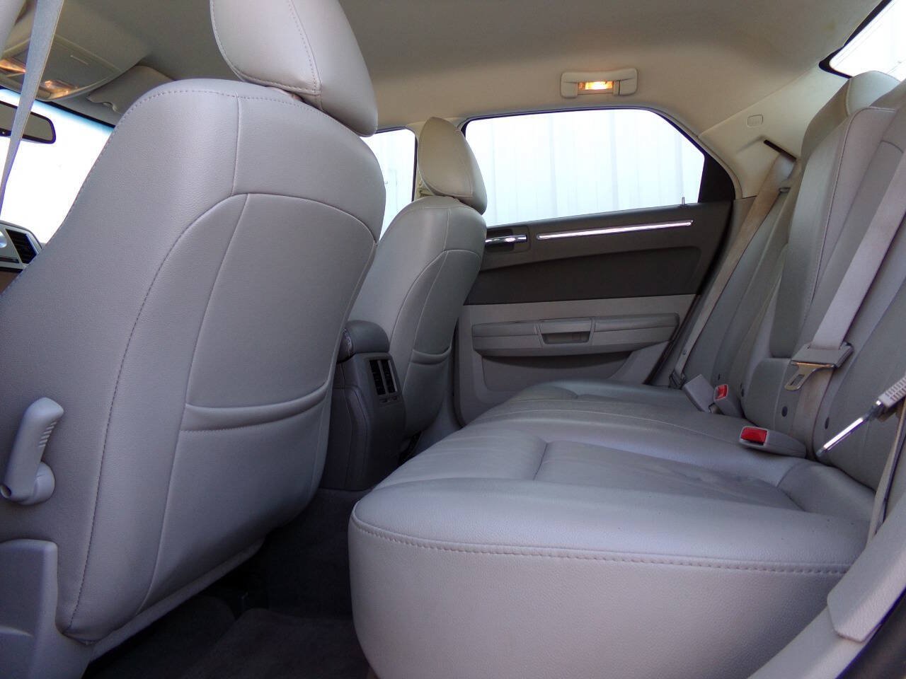 Used 2010 Chrysler 300 Touring RWD image 19
