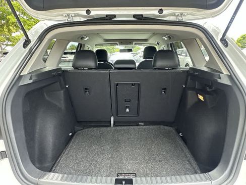 Used 2022 Volkswagen Taos SE w/ Panoramic Sunroof Package FWD image 12