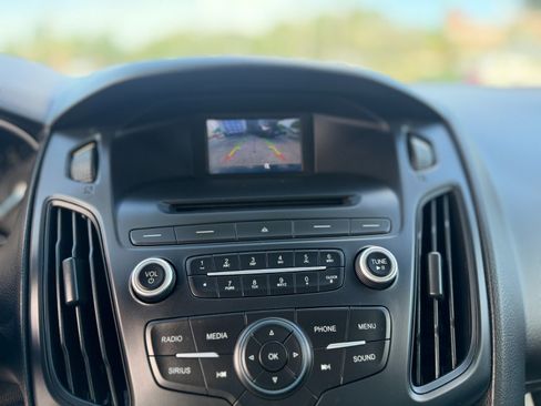 Used 2016 Ford Focus SE w/ SE Power Seat Package FWD image 17