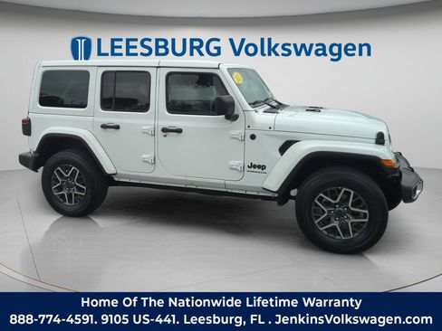 Used 2025 Jeep Wrangler Unlimited Sahara AWD/4WD image 2