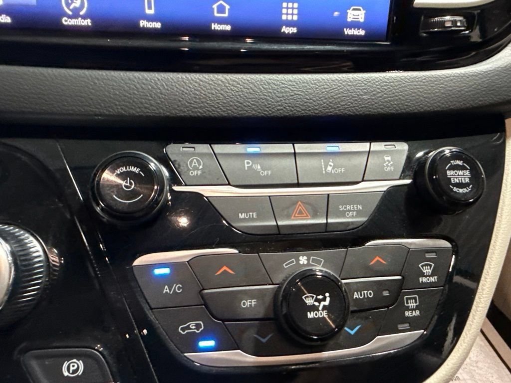 Used 2023 Chrysler Pacifica Touring-L FWD image 27