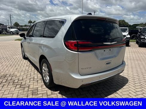 Used 2024 Chrysler Pacifica Touring-L FWD image 5