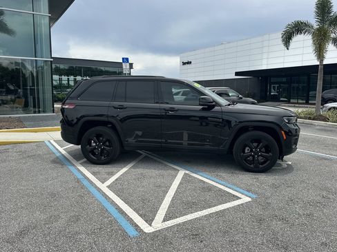 Used 2024 Jeep Grand Cherokee Altitude AWD/4WD image 6