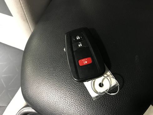 Used 2022 Toyota RAV4 XLE AWD/4WD image 12