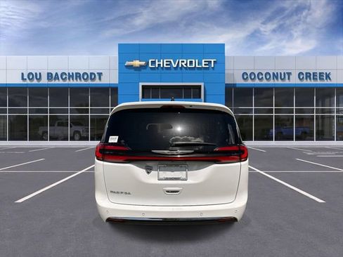 Used 2024 Chrysler Pacifica Touring FWD image 7