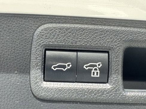 Used 2022 Toyota Venza LE image 29