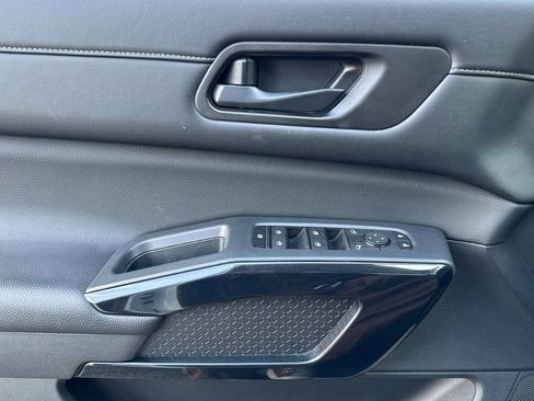 Used 2024 Nissan Pathfinder SV image 11