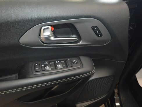 Used 2025 Chrysler Pacifica Select AWD/4WD image 30