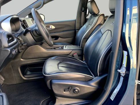 Used 2025 Chrysler Pacifica Limited FWD image 8