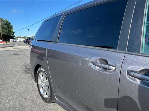 Used 2011 Toyota Sienna SE w/ Preferred Pkg FWD image 26