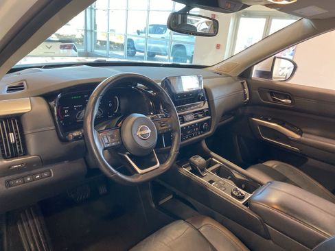 Used 2022 Nissan Pathfinder Platinum image 11