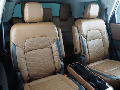 Used 2023 Nissan Pathfinder Platinum FWD image 4