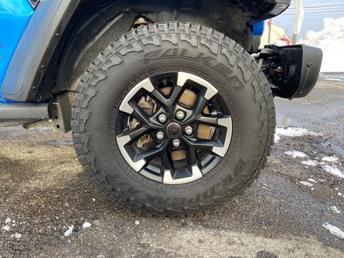 Used 2024 Jeep Gladiator Rubicon w/ Safety Group image 9