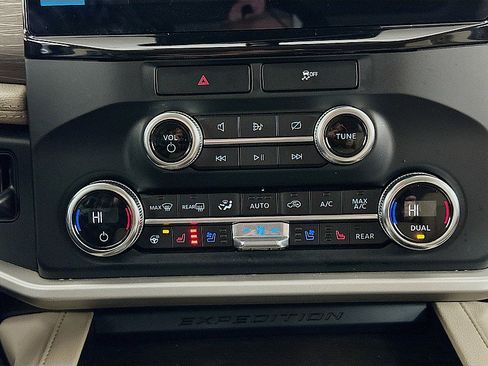 Used 2023 Ford Expedition Limited image 18