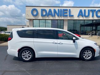 Used 2023 Chrysler Pacifica Touring-L FWD video 2