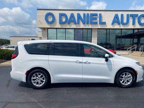 Used 2023 Chrysler Pacifica Touring-L FWD image 2