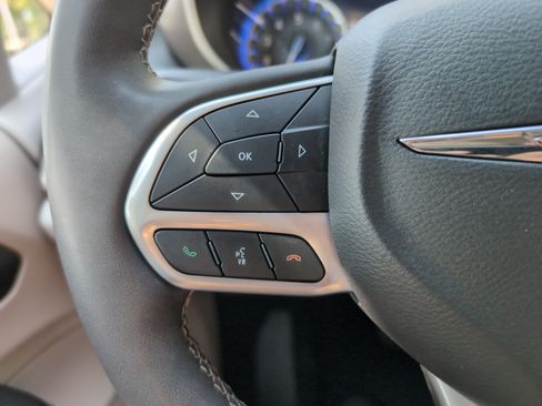 Used 2024 Chrysler Pacifica Touring-L FWD image 19