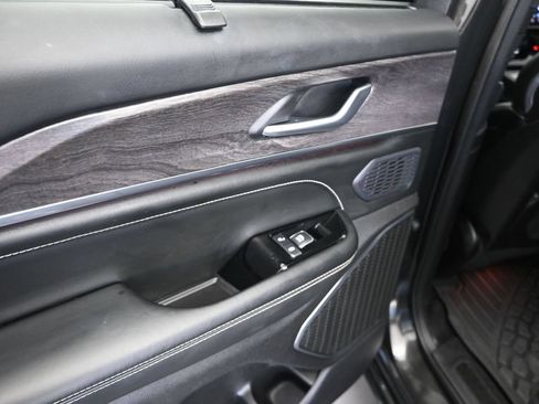Used 2024 Jeep Grand Cherokee Overland w/ Luxury Tech Group IV AWD/4WD image 15