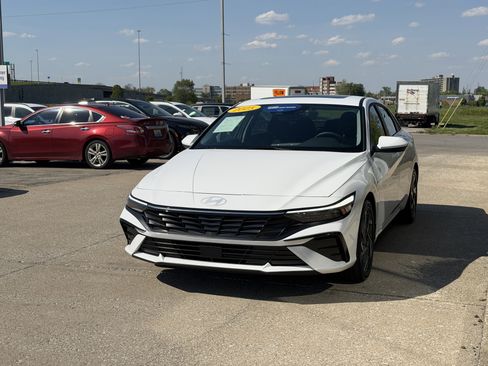Certified 2025 Hyundai Elantra SEL FWD image 11