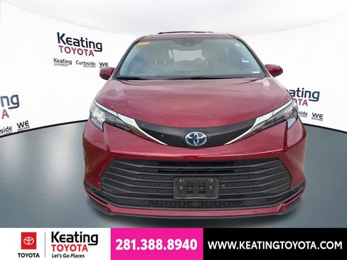 Used 2025 Toyota Sienna LE FWD image 2