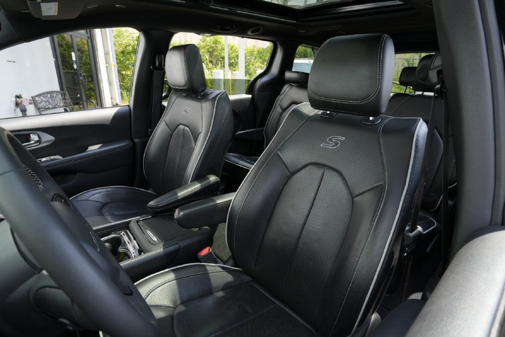 Used 2025 Chrysler Pacifica Limited FWD image 22