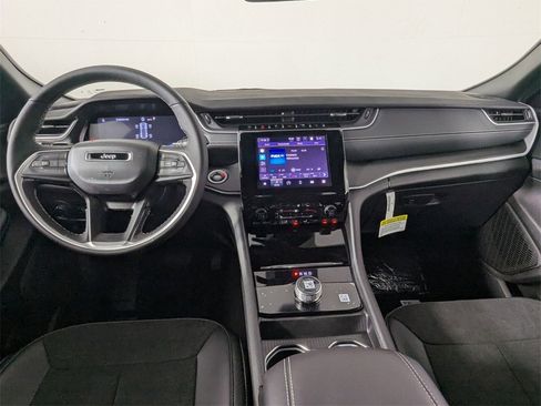 New 2025 Jeep Grand Cherokee Altitude image 16