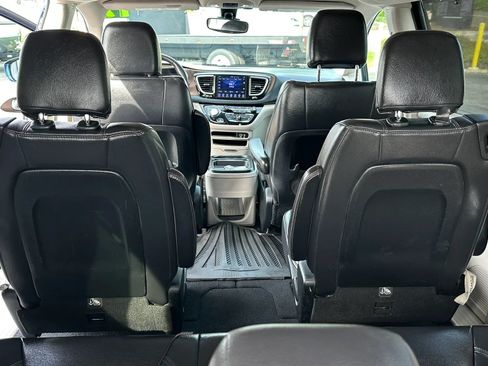 Used 2017 Chrysler Pacifica Touring-L FWD image 23