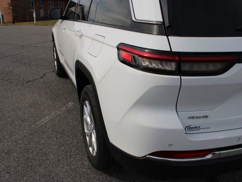 Used 2022 Jeep Grand Cherokee Limited image 41