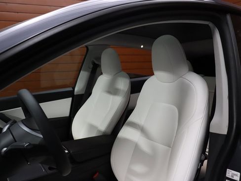 Used 2021 Tesla Model Y Long Range image 25