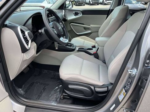 Used 2025 Kia Soul LX w/ LX Technology Package FWD image 15