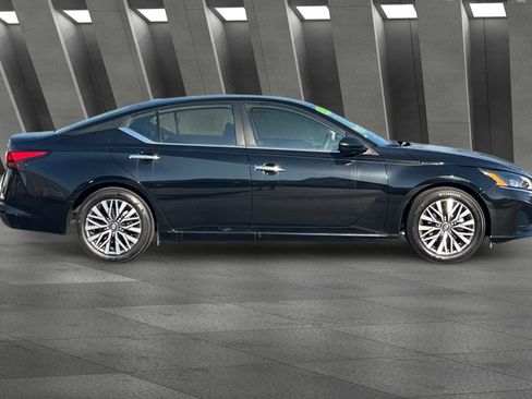 Used 2024 Nissan Altima 2.5 SV image 3