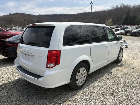 Used 2018 Dodge Grand Caravan SE image 2