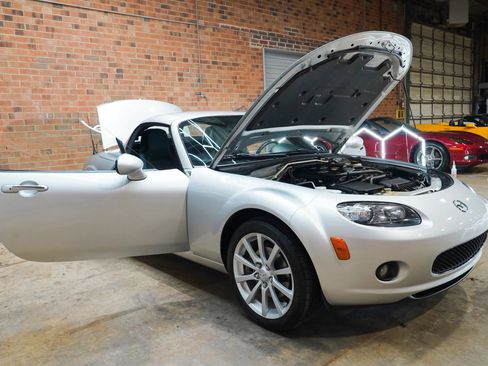 Used 2007 MAZDA MX-5 Miata Grand Touring w/ Premium Pkg RWD image 32