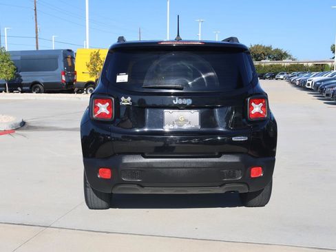 Used 2017 Jeep Renegade Latitude w/ Popular Equipment Group image 4