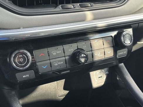 Used 2023 Jeep Compass Limited image 30