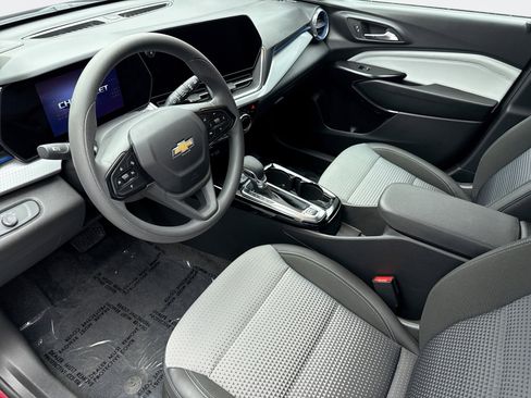 Used 2025 Chevrolet Trax LT FWD image 10