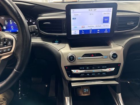 Used 2021 Ford Explorer XLT w/ Equipment Group 202A AWD/4WD image 18