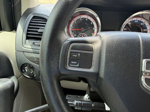 Used 2012 Dodge Grand Caravan SXT FWD image 24